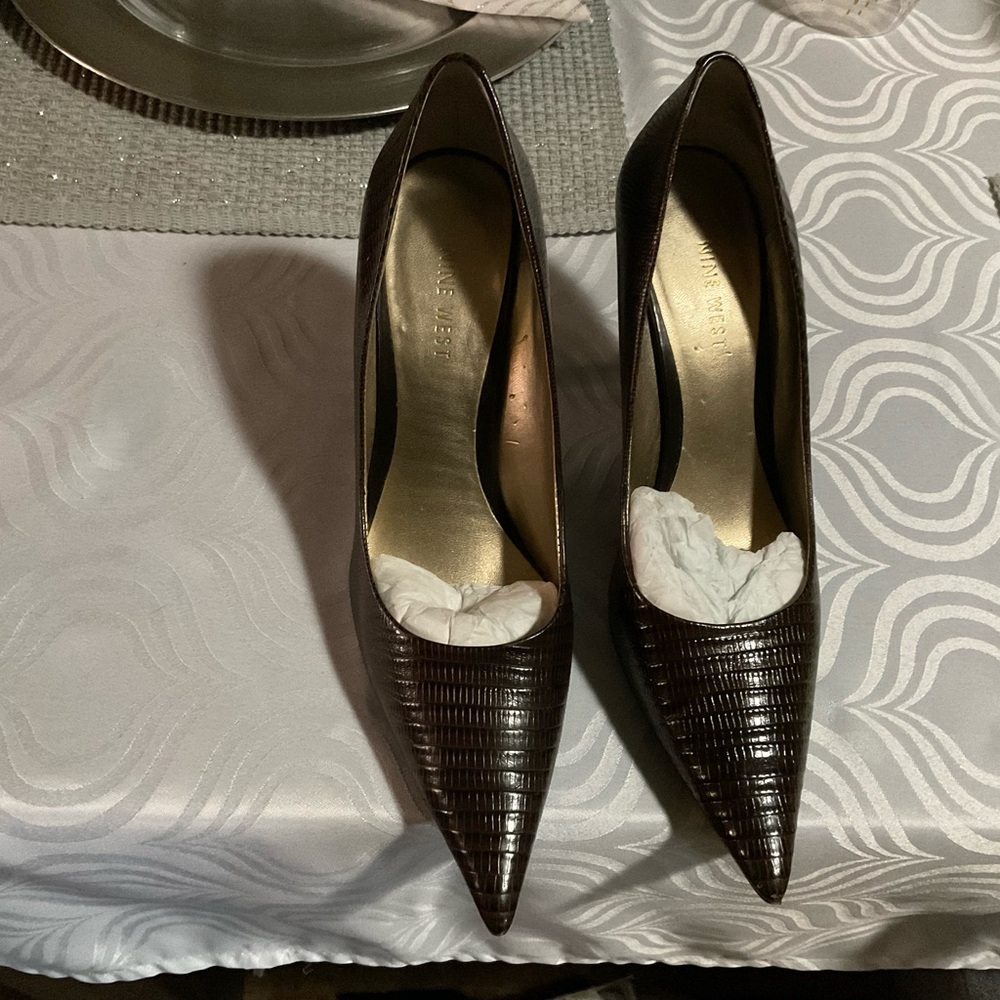 Nine West, dark brown leather pumps. Size 8M. Pointy toe. Like new, worn once!